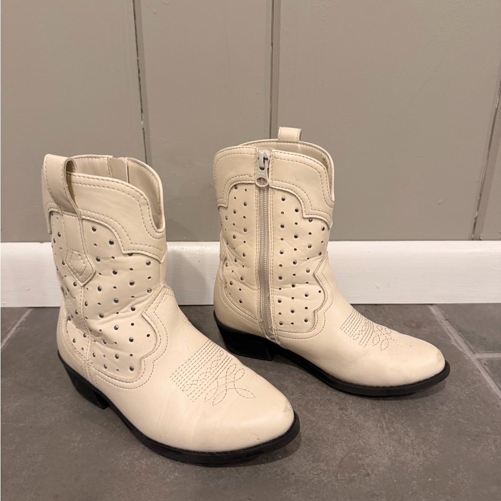 Cat & Jack Cream Girls' Studded Western Cowboy Boots